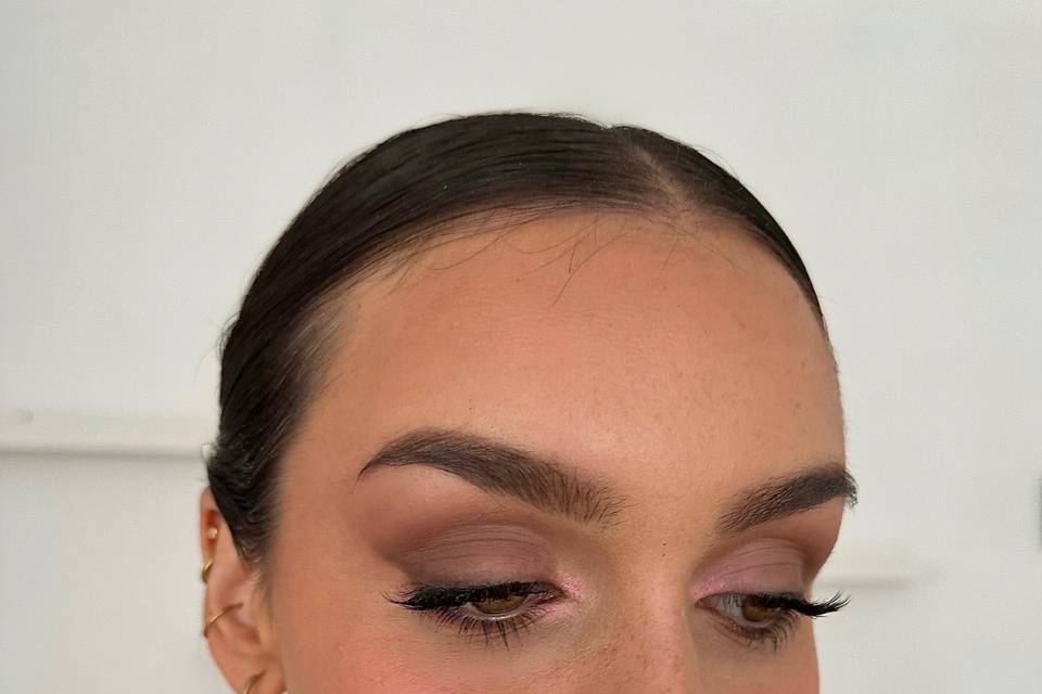 Soft pink make-up