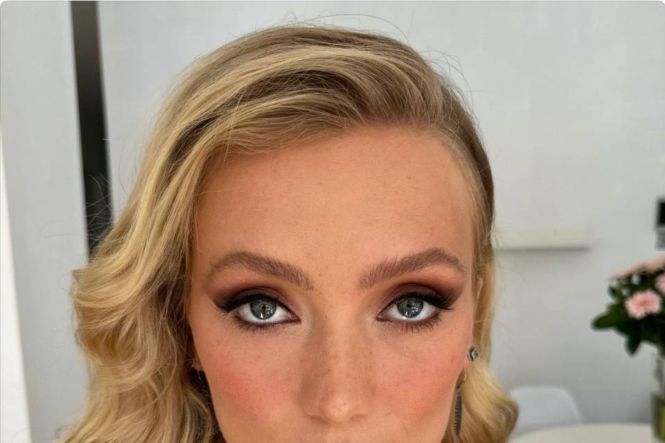 Smokey eyes and soft waves
