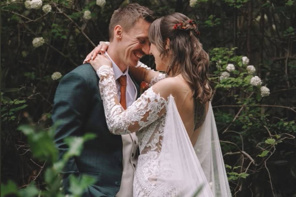 Floral hairstyle for the bride