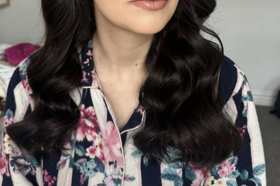 Classic waves and glowy skin