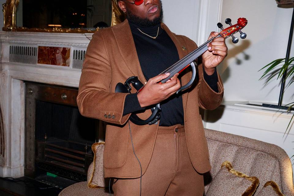 Wedding violinist plays Vogue