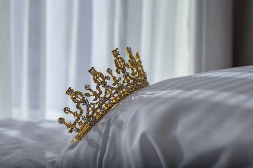 Guest-of-honour's crown