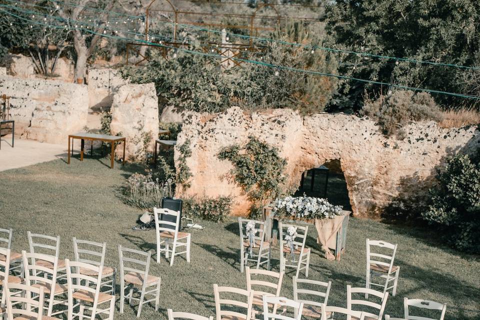 Rustic outdoor ceremony