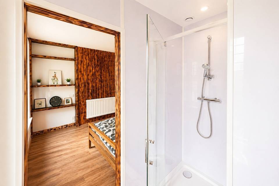 Room 8 ensuite