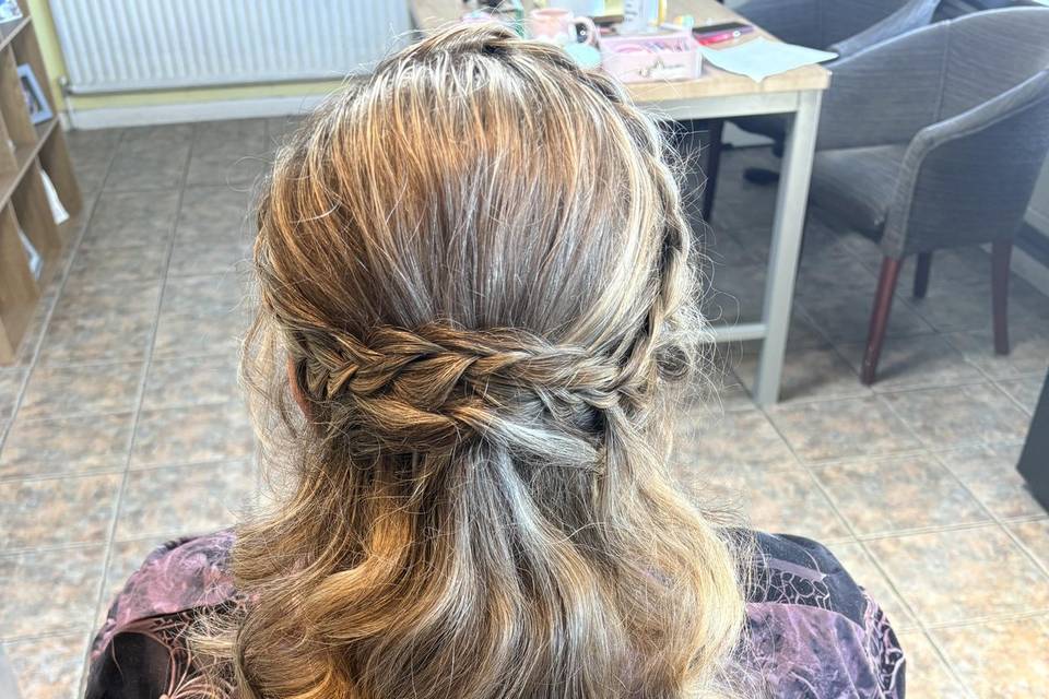 Elegant waves with plaits