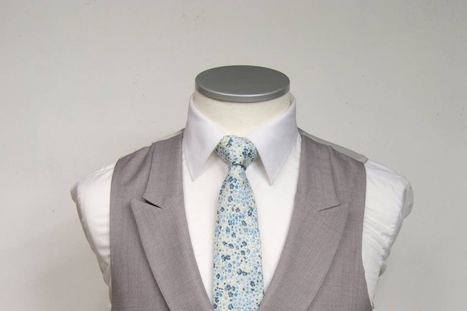 Vintage look with floral tie
