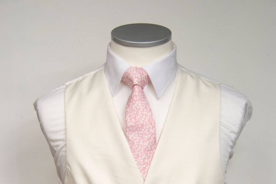 Vintage look with floral tie