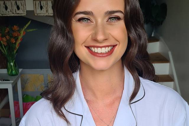 Hollywood Trained Pro Hair and Makeup Artist