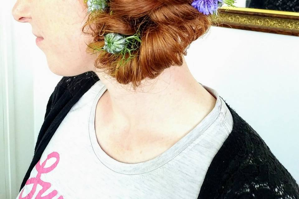 Pin up do with field flowers