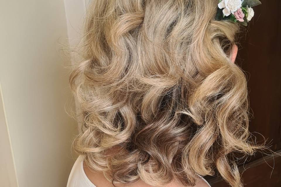 Bridal hair curled down with f