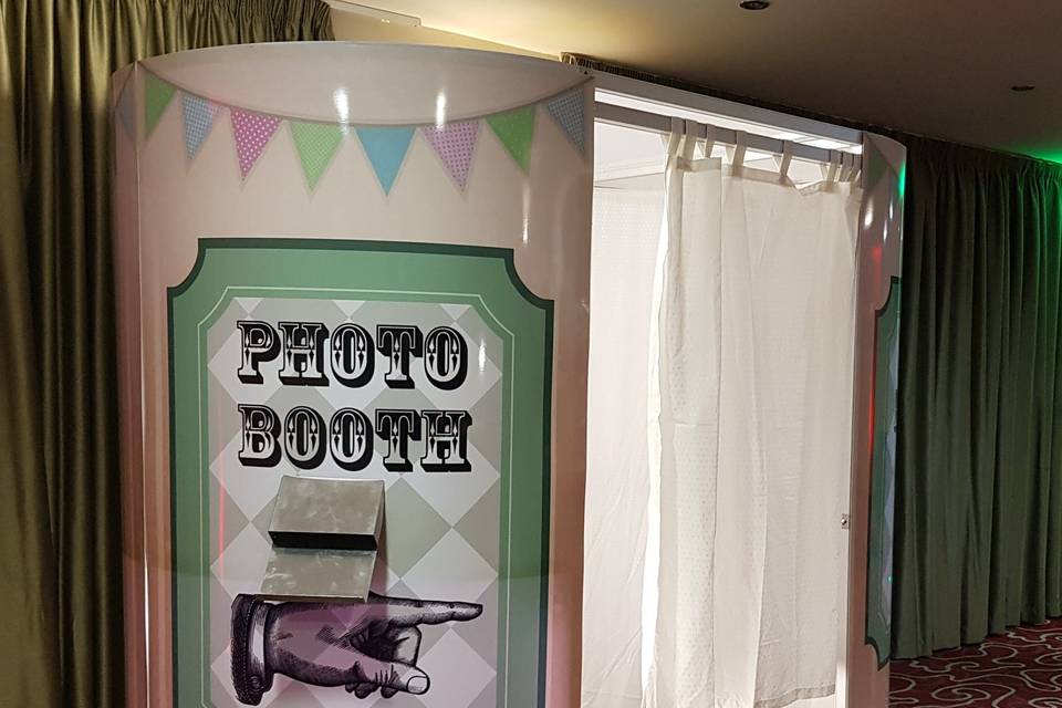 Oval photo booth