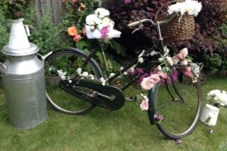 Milk churn and vintage bike