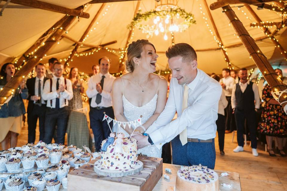 Cake cutting in the tipi