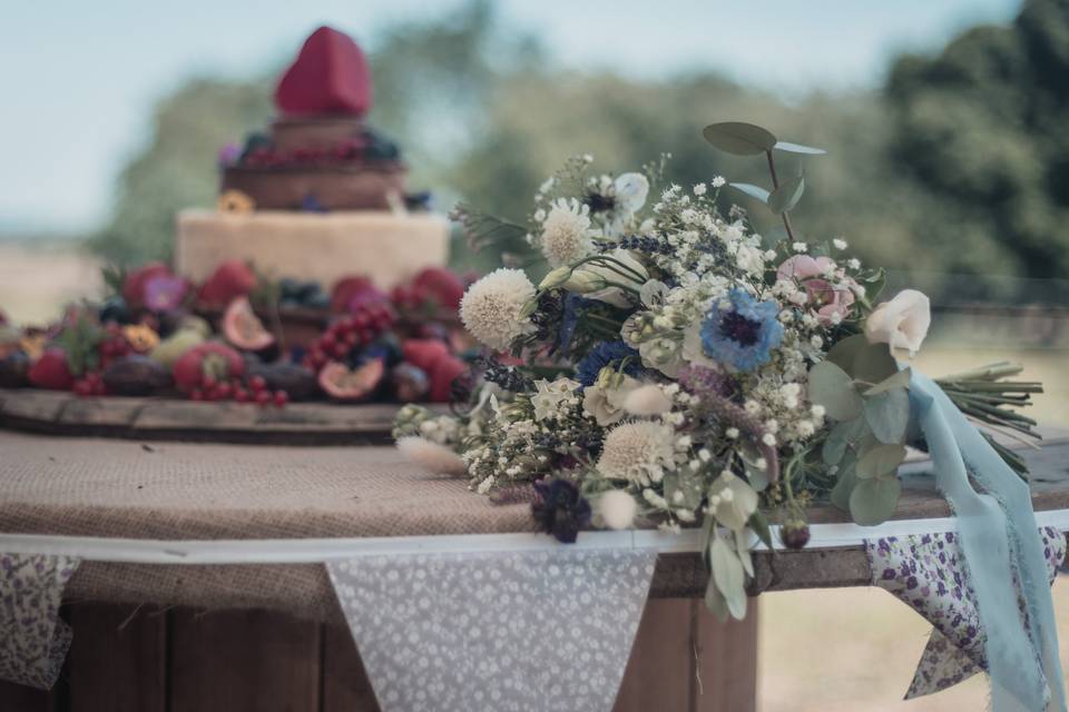 Bouquet and cake