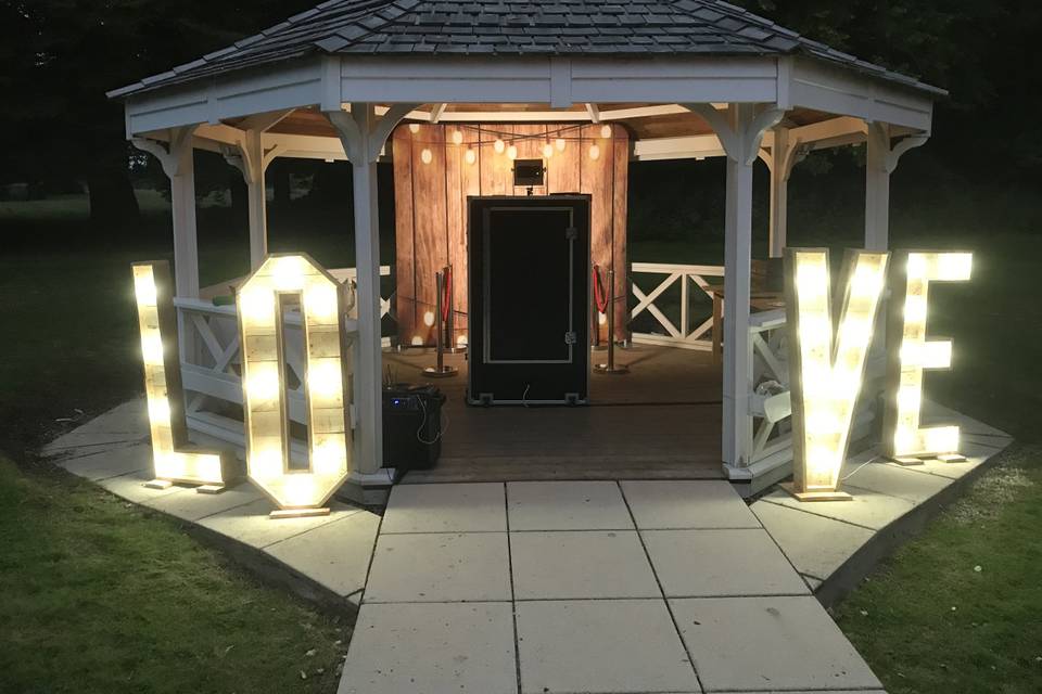 Outdoor wedding decor