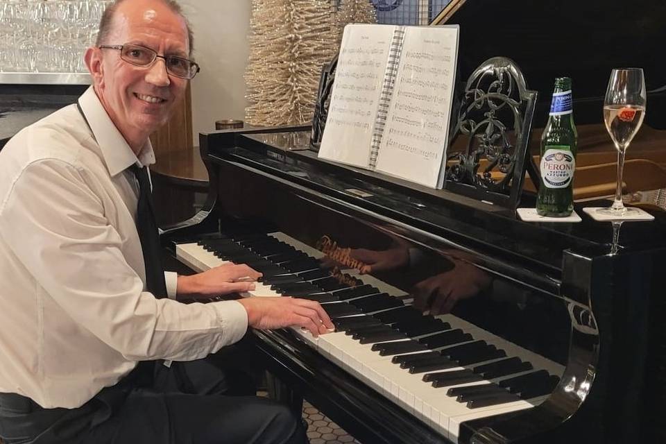 Relaxed reception piano