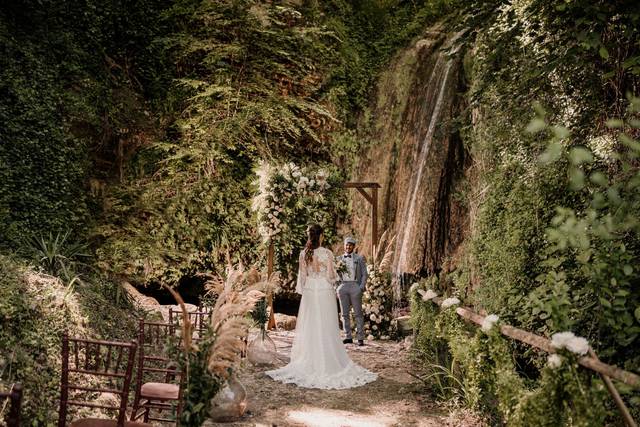 Newlyweds at the waterfall