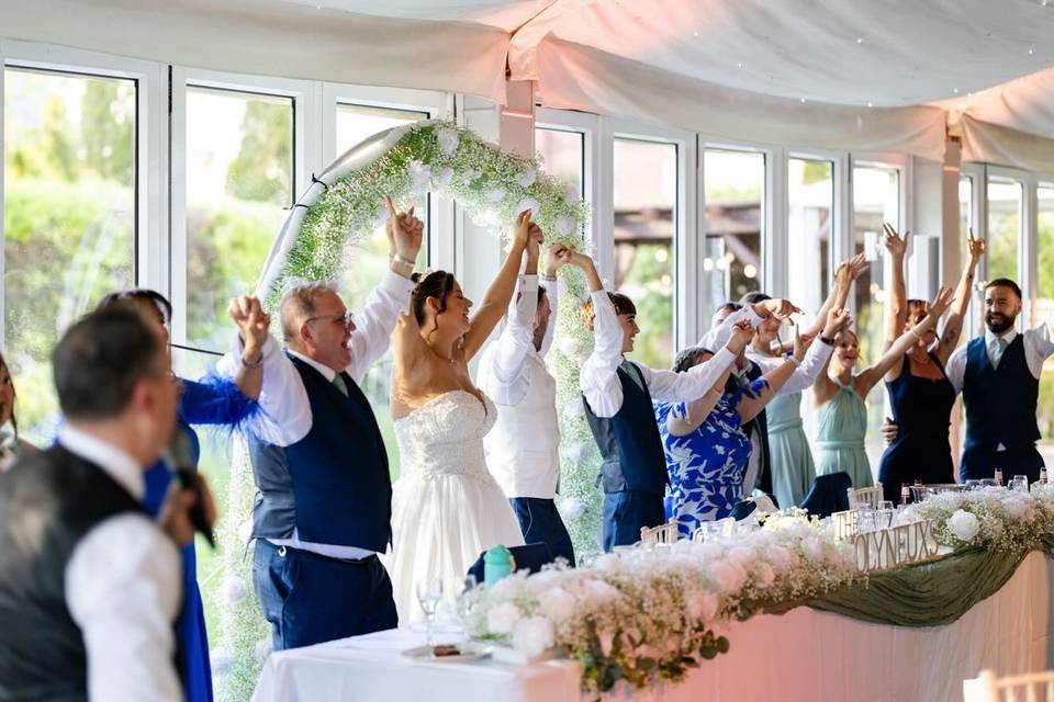 A lively singing waiters p