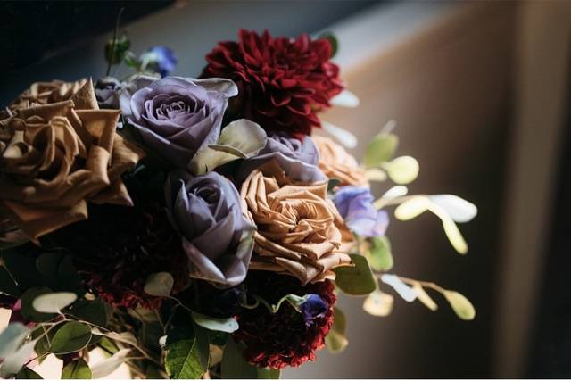 Tuscany Burgundy Pink - Table Centerpiece - With DEEP Burgundy Blooms –  Wedding Flowers For Rent