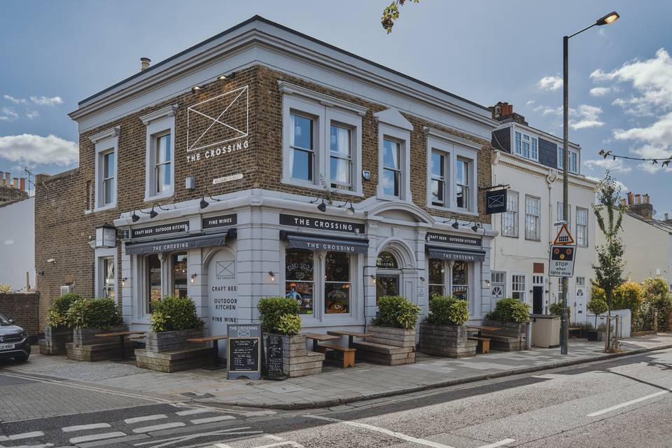 The Crossing Pub, Barnes