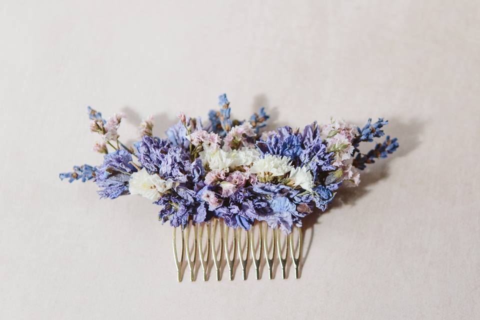 Dried flower hair comb