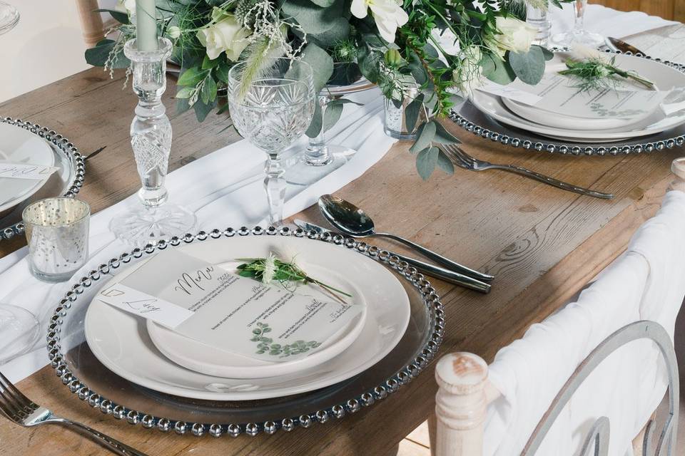 Green and white table decor