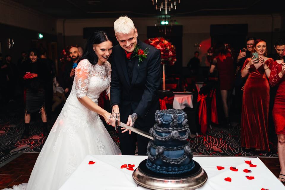 Couple cutting cake