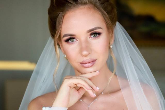 Bridal portrait /getting ready