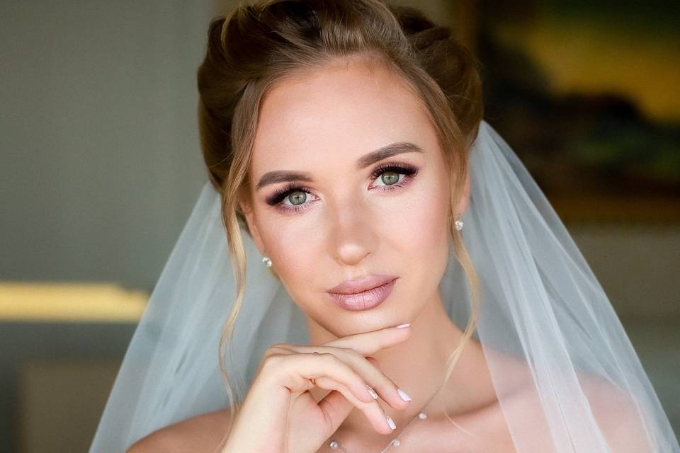Bridal portrait /getting ready