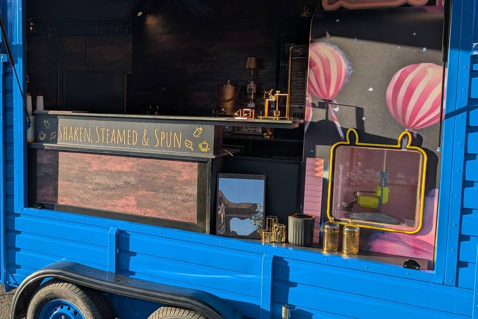 Bar, and side window