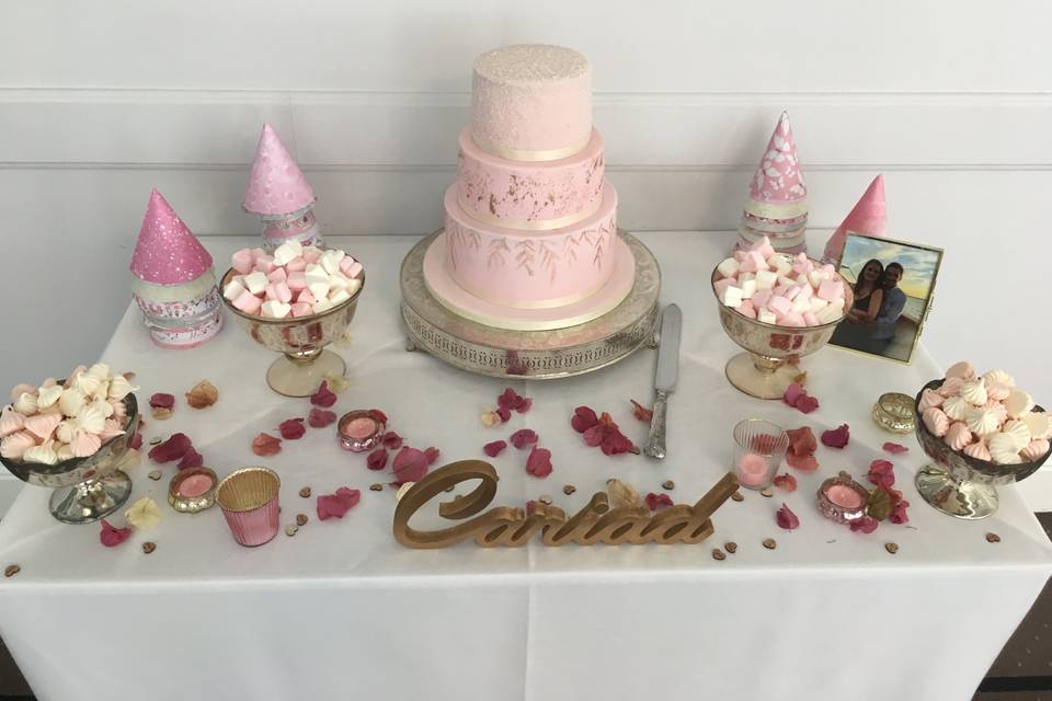 Cake table and meringue kisses