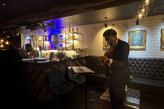Live dining elegance.