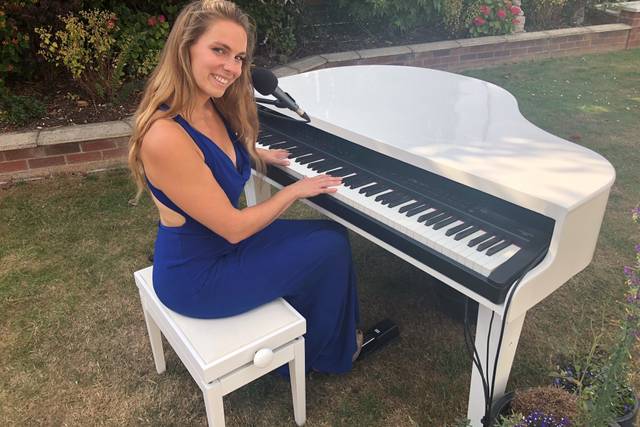Lara Olivia - Pianist