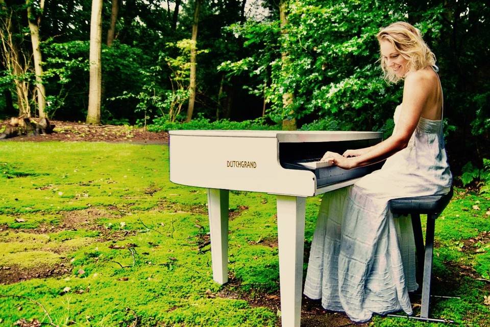 Lara Olivia - Pianist
