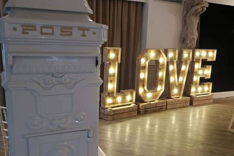 4ft rustic love & postbox