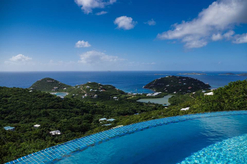 Luxury resort infinity pool wi