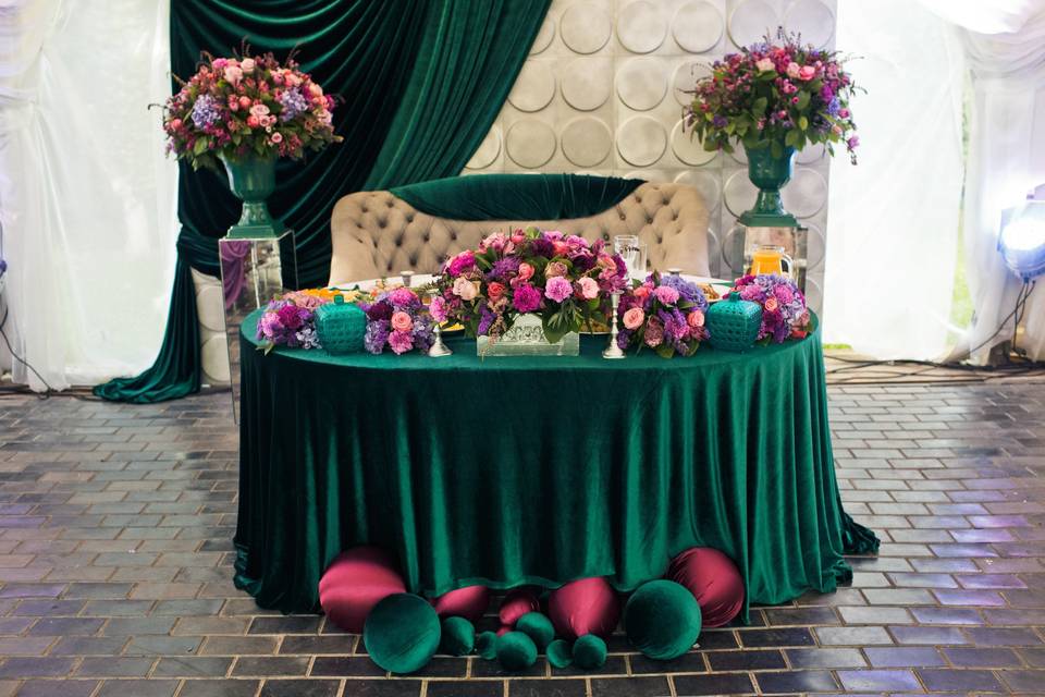 Luxurious sweetheart table