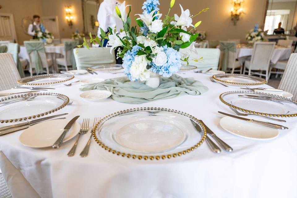 Elegant round table setting