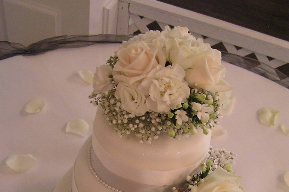 Beautiful roses on this cake