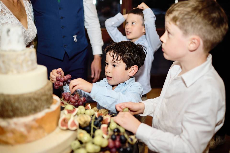 Kids taking the grapes