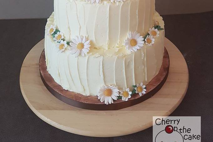 Sugarpaste daisy wedding cake