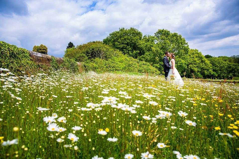 Wedding portrait with daisies