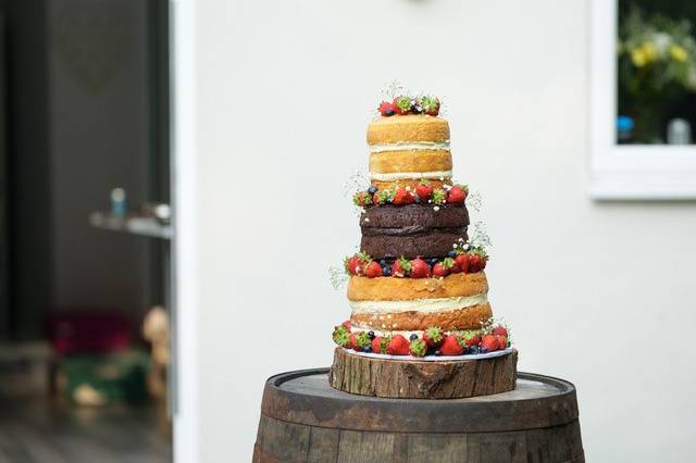 Barrel cake stand