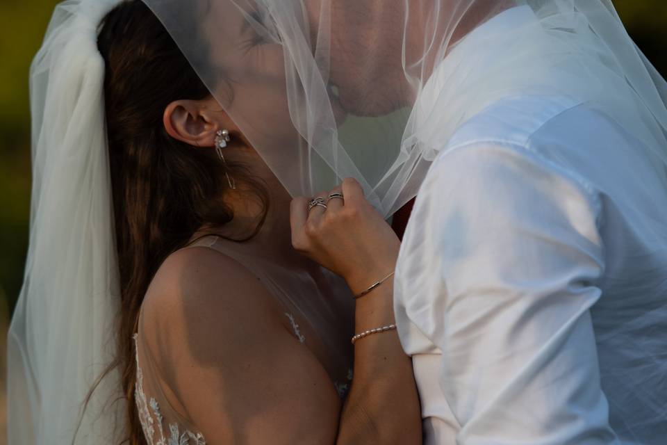 Kiss under veil