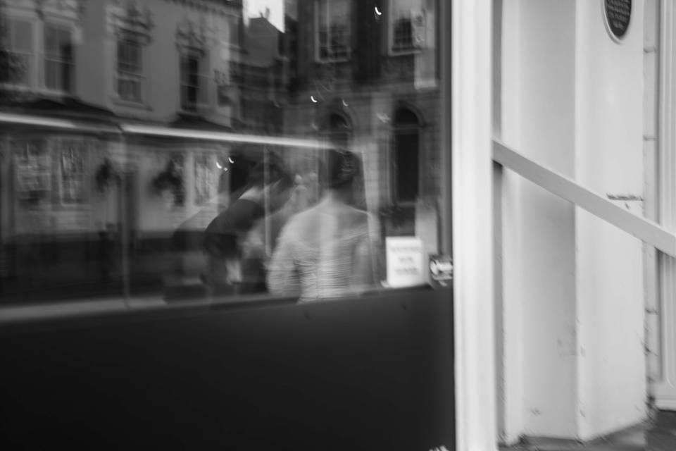 Window reflection blur