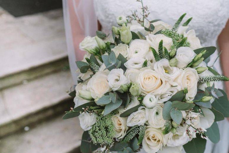 Elegant white bouquet