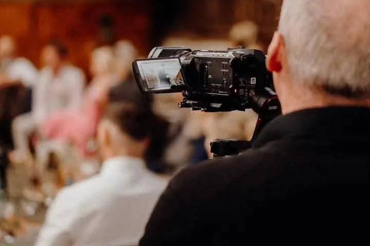 Unobtrusive filming.