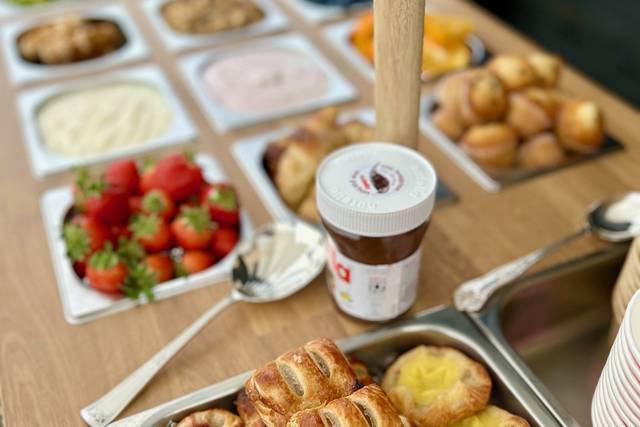 Breakfast grazing bar