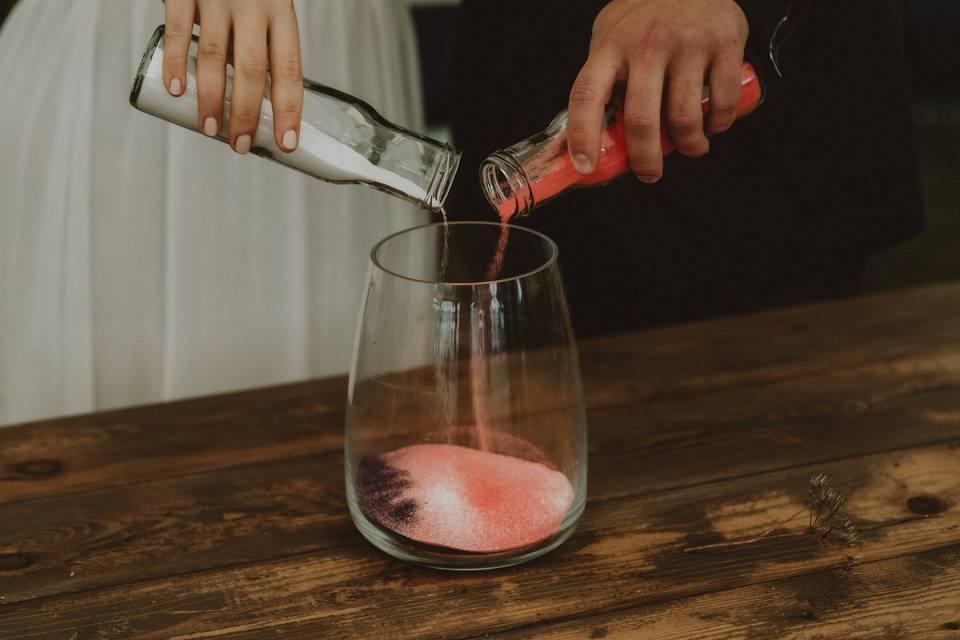 Pouring the sand