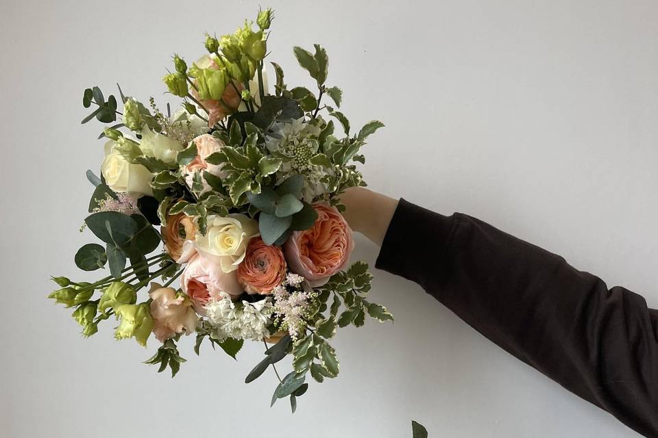 Bridesmaid peach bouquets